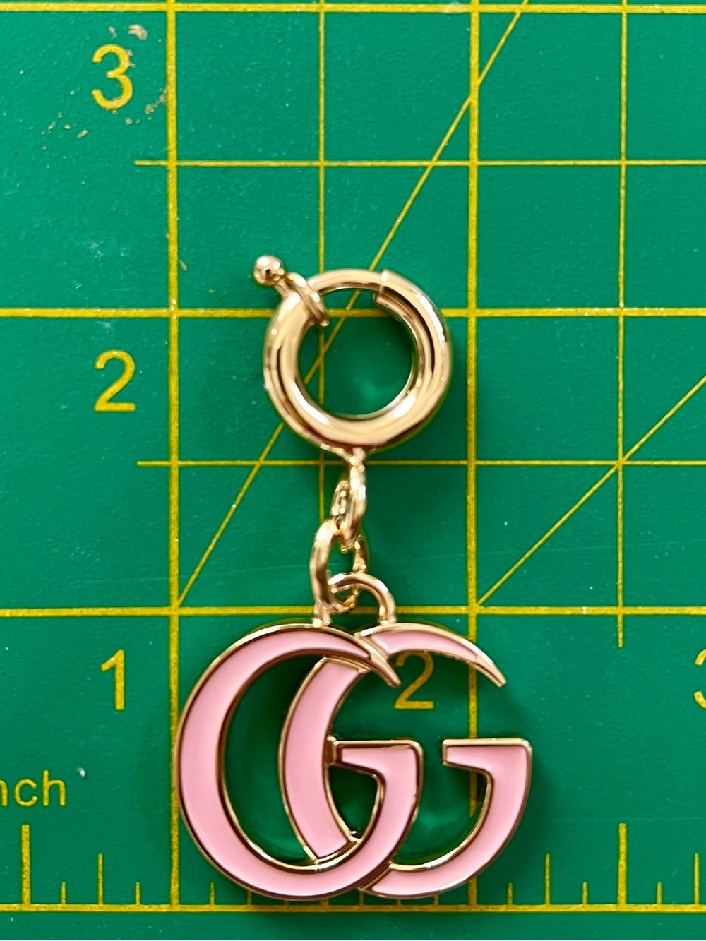 Gucci Pink Enamel GG Bag charm from the pre fall collection 2025 NWOT - Picture 6 of 7